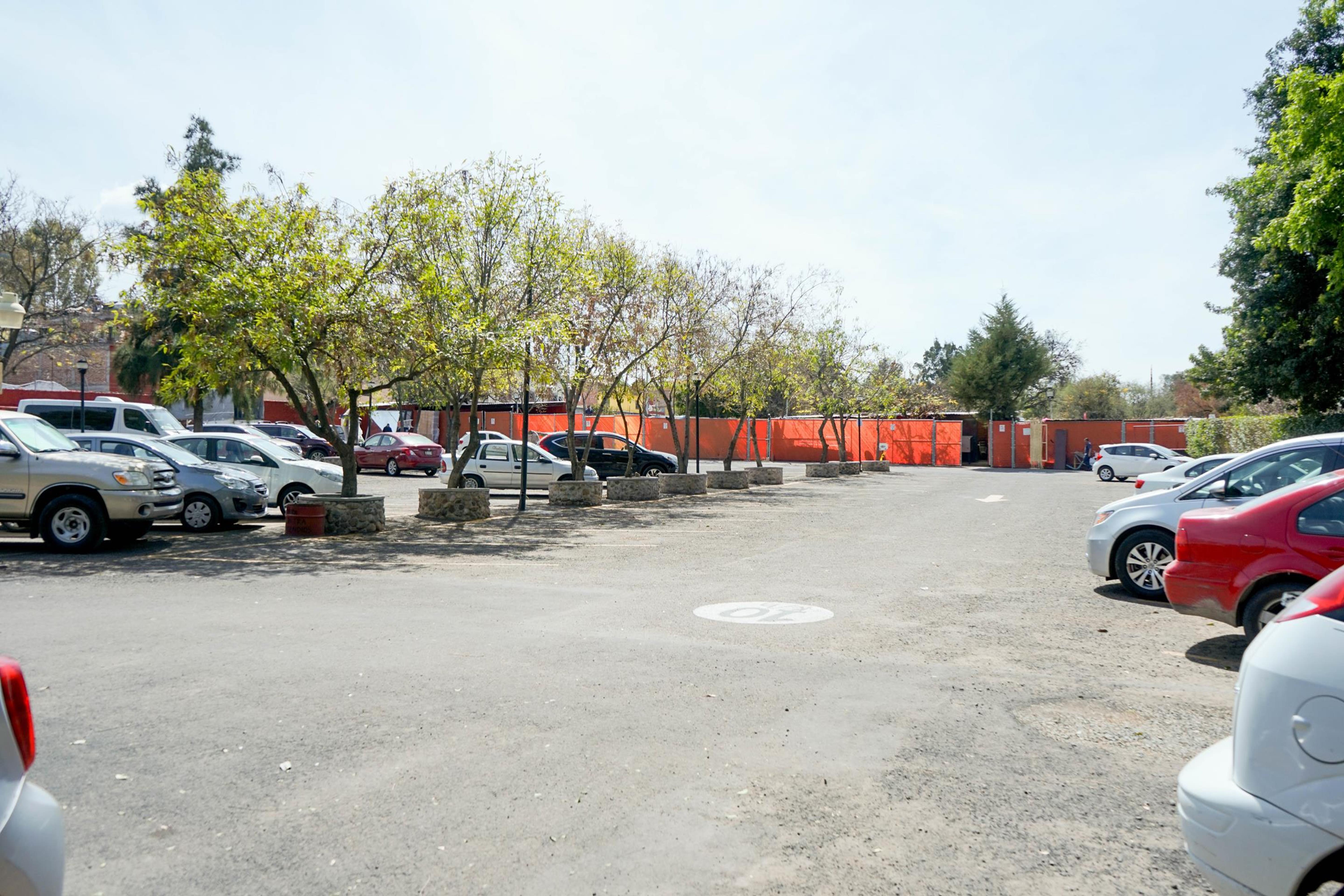 فندق ريال دي ميناس سان ميغيل دي الليندي المظهر الخارجي الصورة The parking lot of the station
